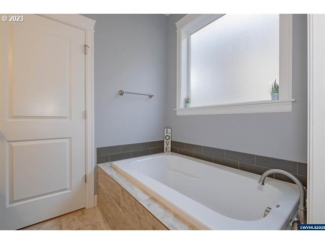 341 Boulder Ridge Drive Sweet Home, OR 97386 - Photo 14 of 32 a bathroom with a bathtub