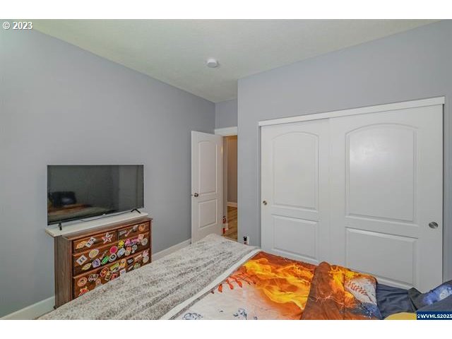 341 Boulder Ridge Drive Sweet Home, OR 97386 - Photo 20 of 32 a living room with a flat screen tv and a fireplace