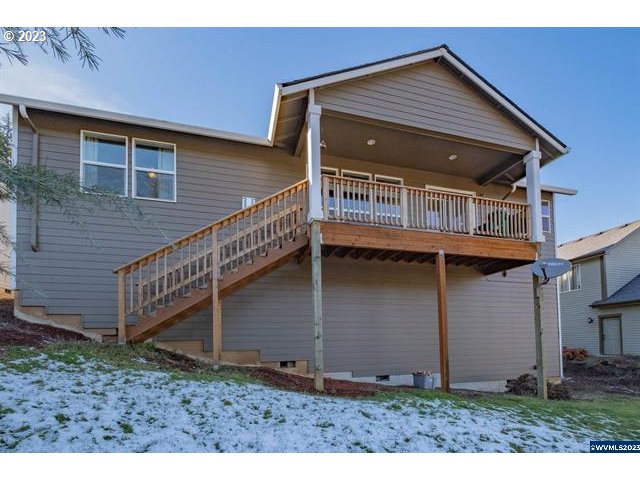 341 Boulder Ridge Drive Sweet Home, OR 97386 - Photo 25 of 32 a backyard of a house with wooden deck