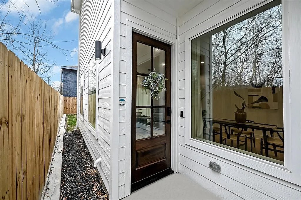 6814 Burkett Street, Unit B Houston, TX 77021 - Photo 3 of 30 a view of a entryway of the house