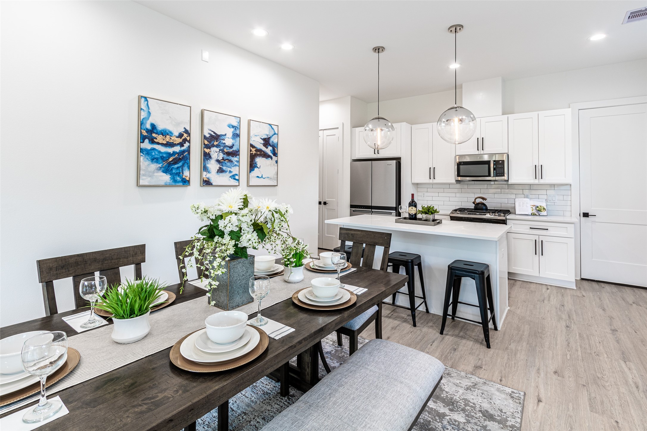 6814 Burkett Street, Unit B Houston, TX 77021 - Photo 9 of 30 a kitchen with a table and chairs in it