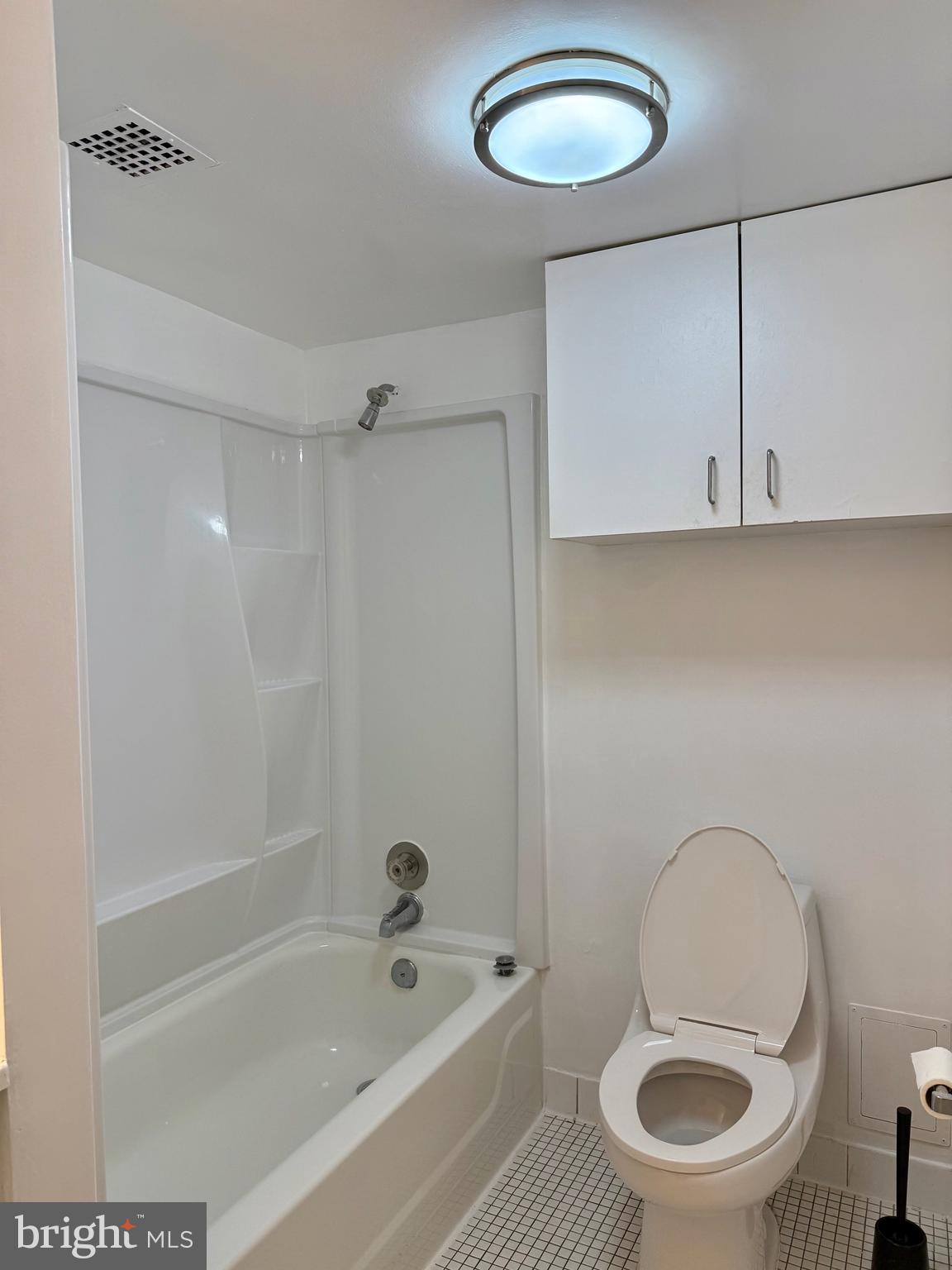 2059 Huntington Avenue, Unit 802 Alexandria, VA 22303 - Photo 9 of 18 a bathroom with a sink a toilet and a bathtub