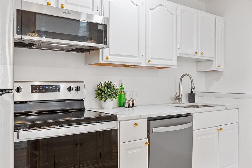 6 Leonard Road, Unit 6 Boxborough, MA 01719 - Photo 9 of 28 a kitchen with appliances a sink and cabinets