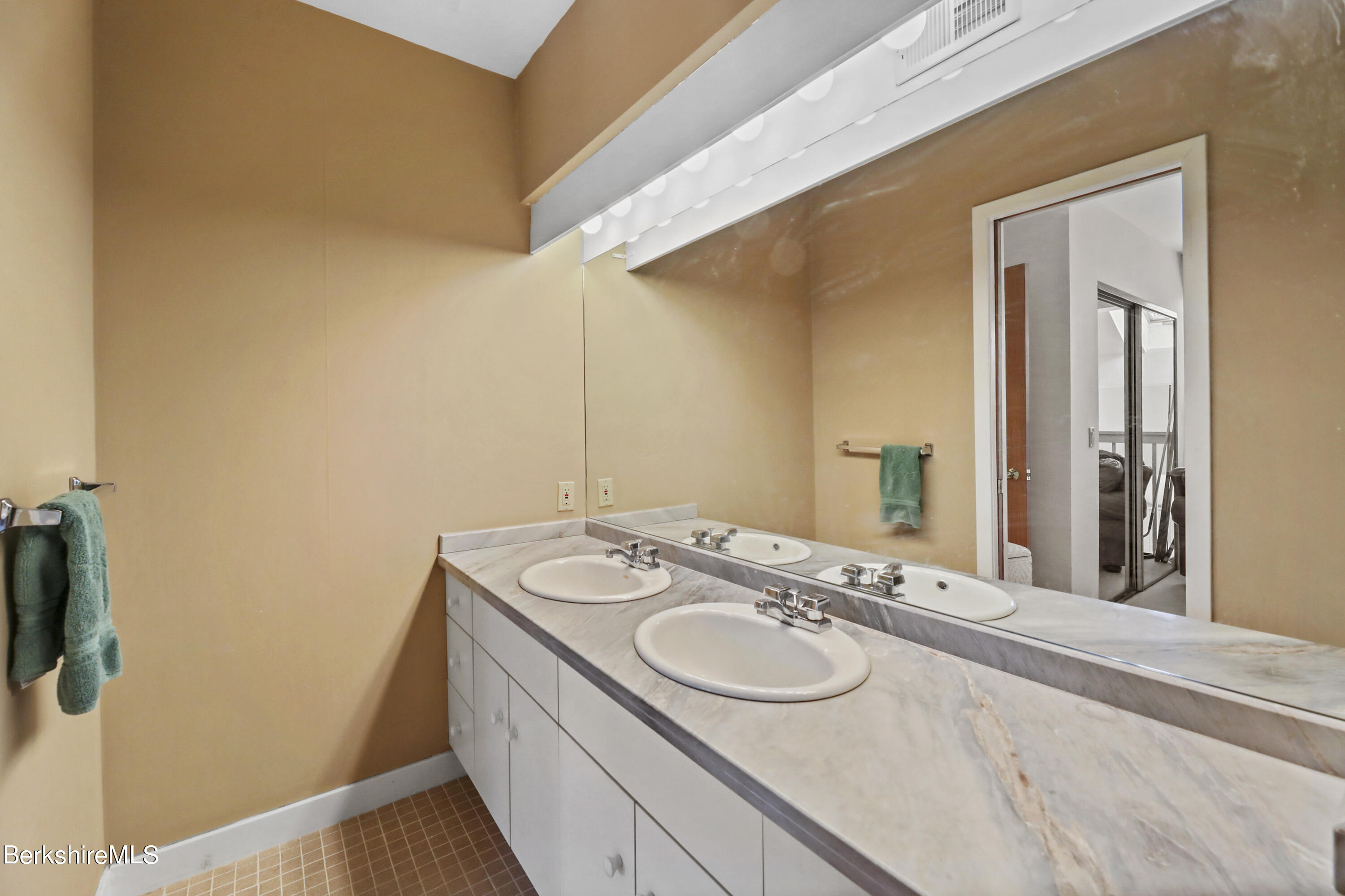 176 Old Stockbridge Road, Unit SMITH #2 Lenox, MA 01240 - Photo 22 of 39 Primary bath