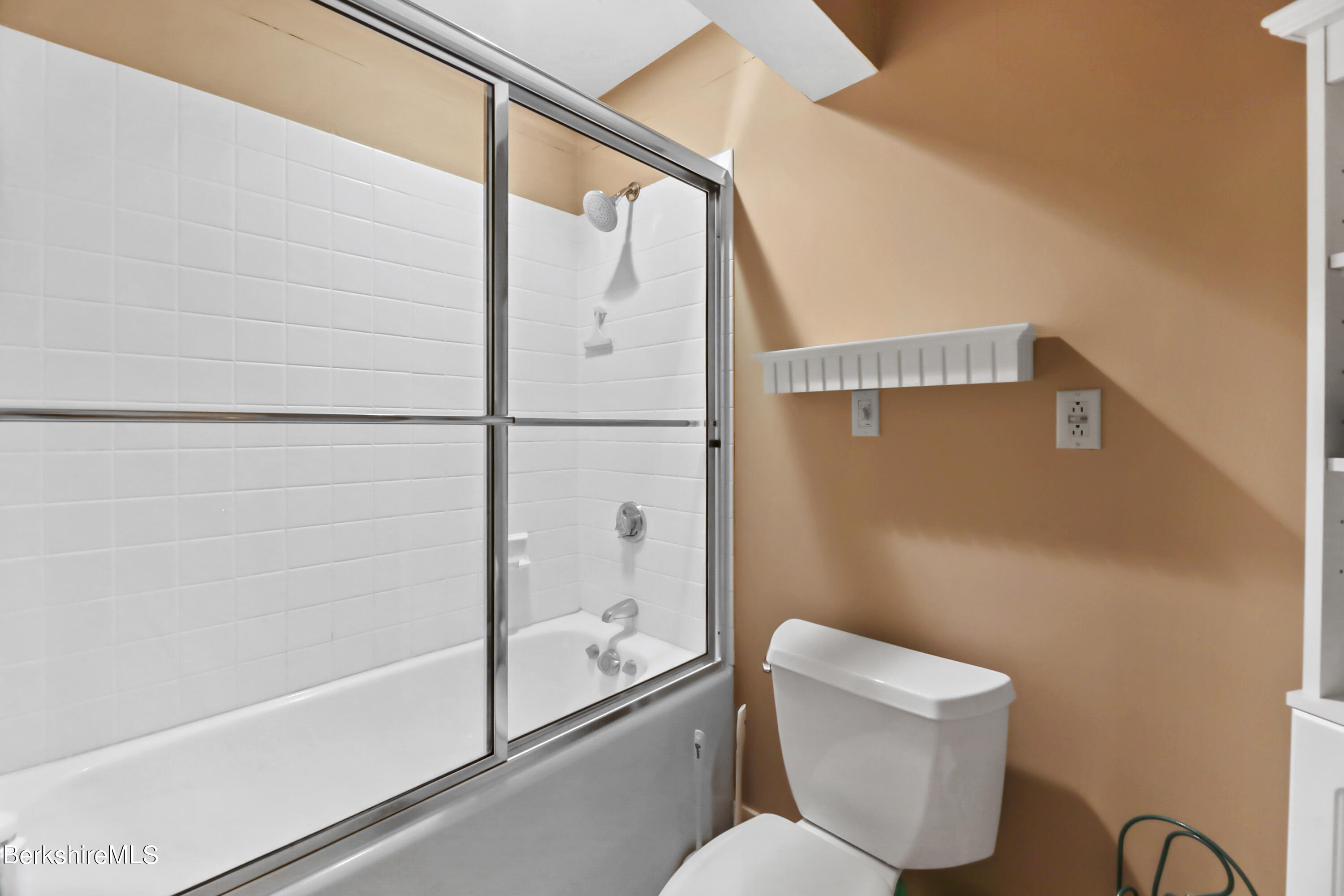 176 Old Stockbridge Road, Unit SMITH #2 Lenox, MA 01240 - Photo 23 of 39 Primary bath