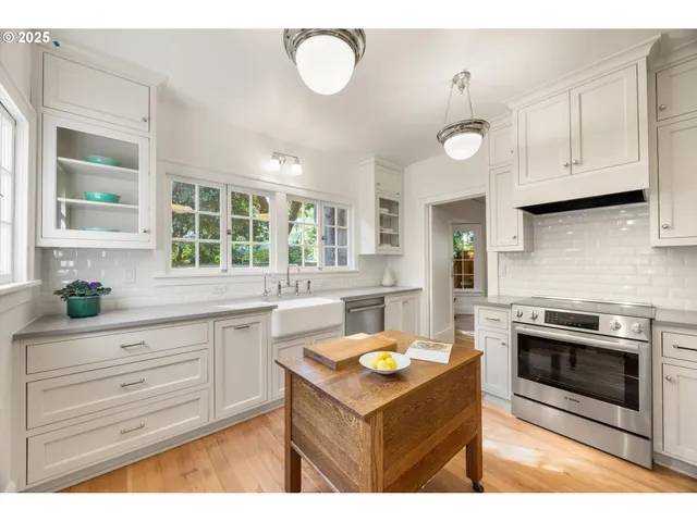 $1,675,000 | 604 Southeast Andover Place, Portland, OR 97202