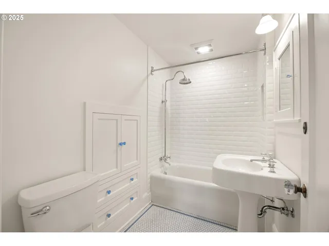 $1,675,000 | 604 Southeast Andover Place, Portland, OR 97202