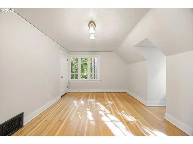 $1,675,000 | 604 Southeast Andover Place, Portland, OR 97202