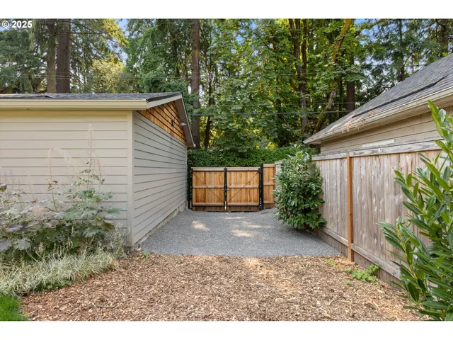 $1,675,000 | 604 Southeast Andover Place, Portland, OR 97202