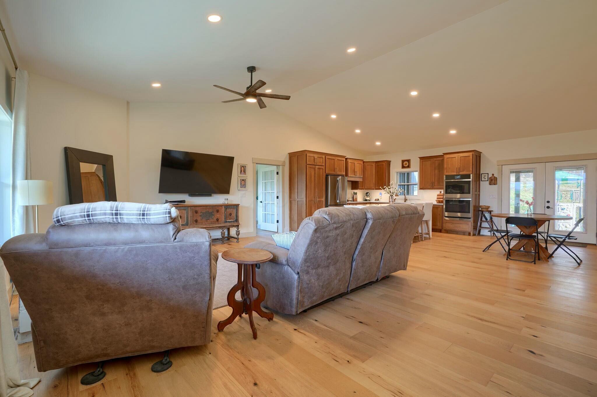 1549 Keystone Furnace Road Jackson, OH 45640 - Photo 16 of 58 Living Room