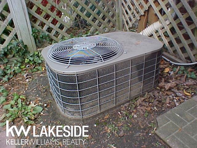 15744 Charles R Avenue Eastpointe, MI 48021 - Photo 32 of 36 31308839-31.JPG