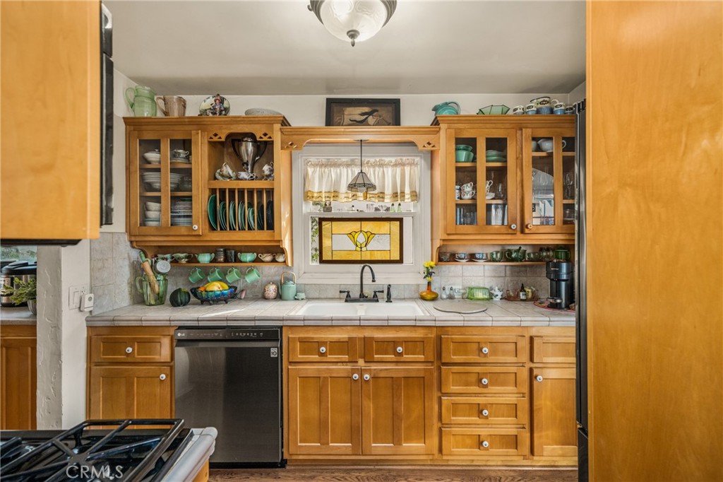 4545 Sunnyside Drive Riverside, CA 92506 - Photo 6 of 36