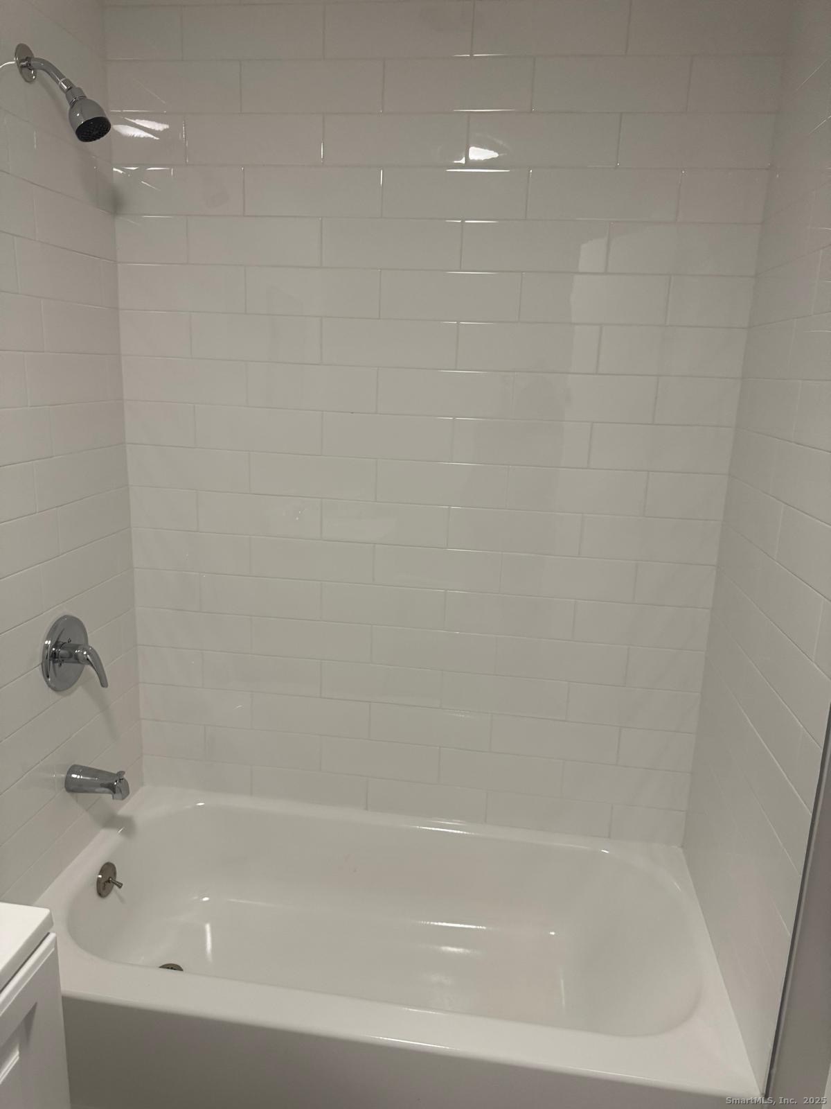 422 Lafayette Street, Unit 1R Bridgeport, CT 06604 - Photo 12 of 15 a bathroom with a bathtub