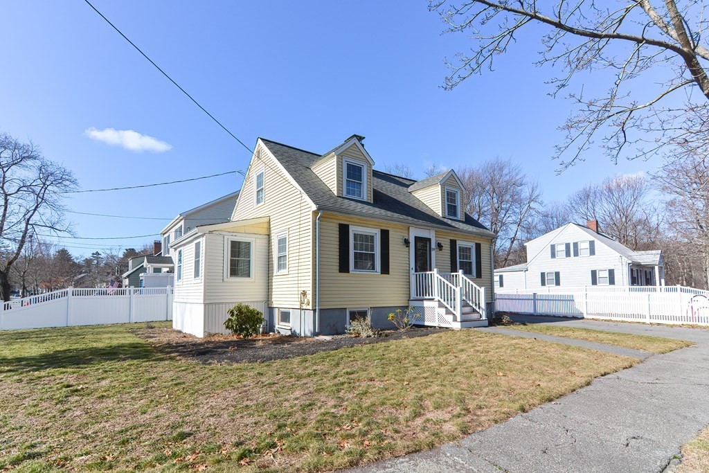 19 Crosby Road Wakefield, MA 01880 - Photo 2 of 31 Gallery Image 2