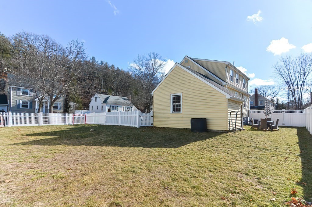 19 Crosby Road Wakefield, MA 01880 - Photo 4 of 31 Gallery Image 4