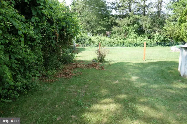 a view of a house with backyard and porch