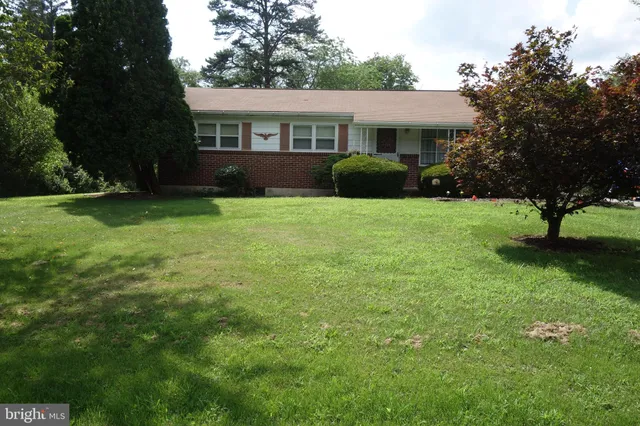a view of a house with backyard and garden