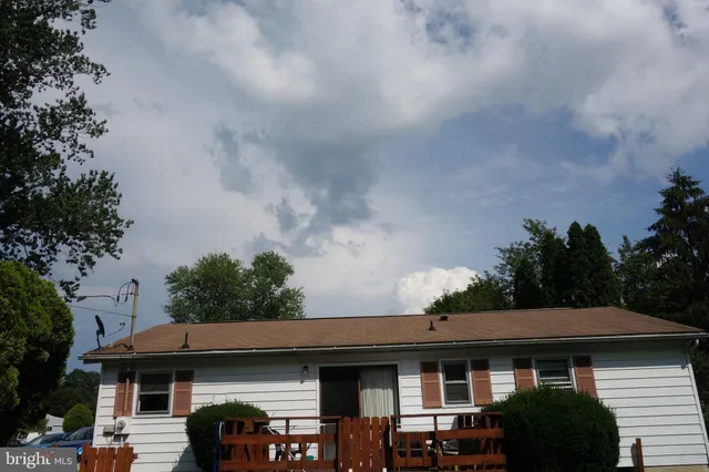 a view of yard with green space