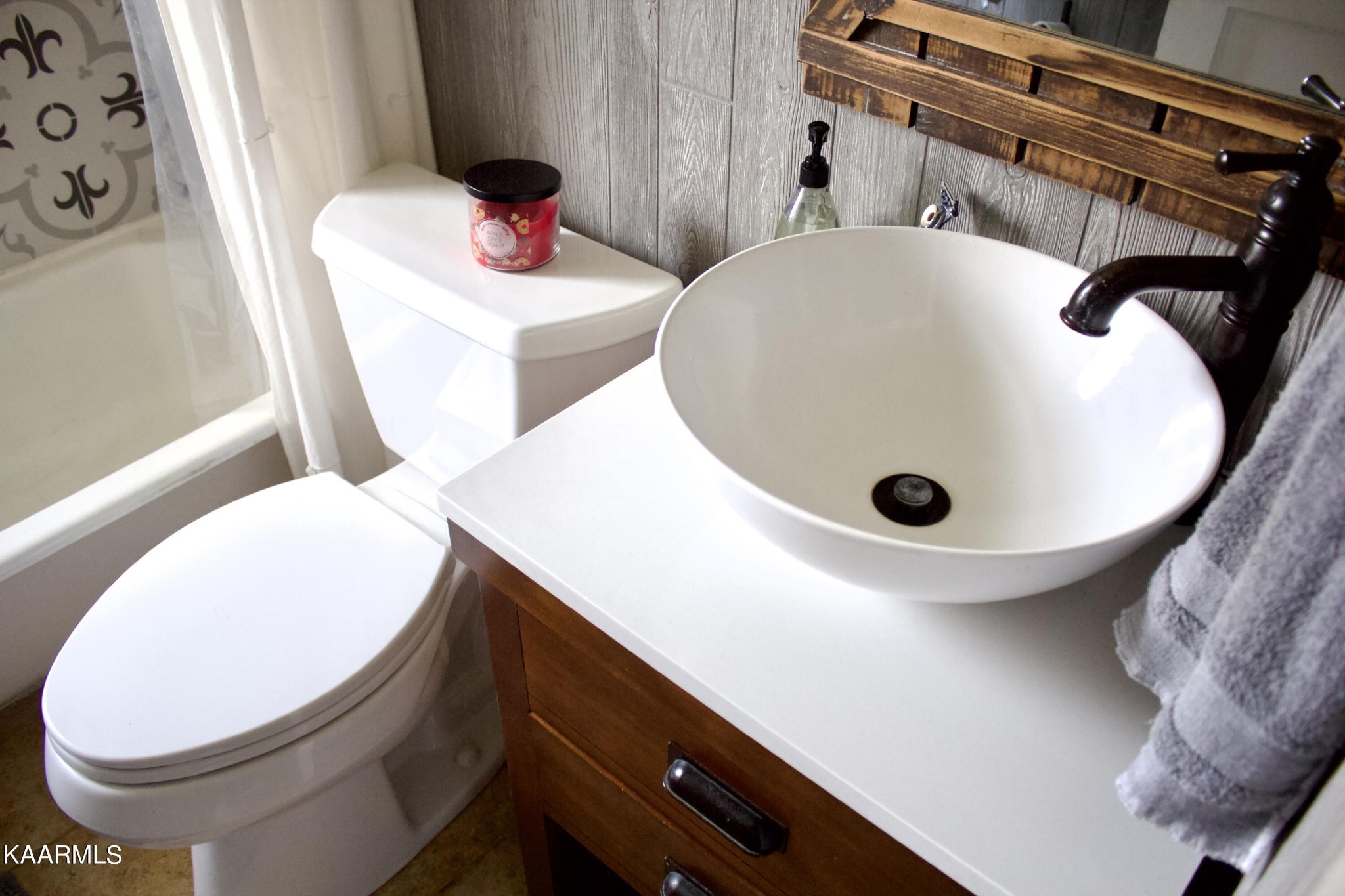 101 Norton Road Oak Ridge, TN 37830 - Photo 9 of 29 a bathroom with a toilet and a sink