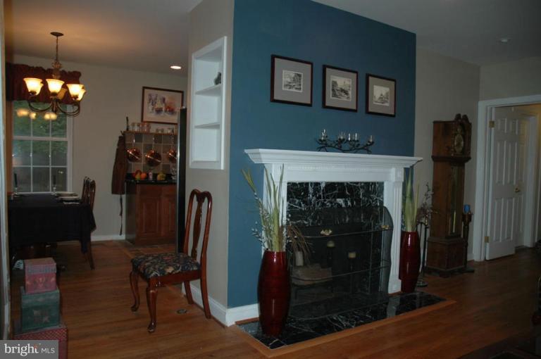 1216 Shenandoah Road Alexandria, VA 22308 - Photo 8 of 25 Living Room