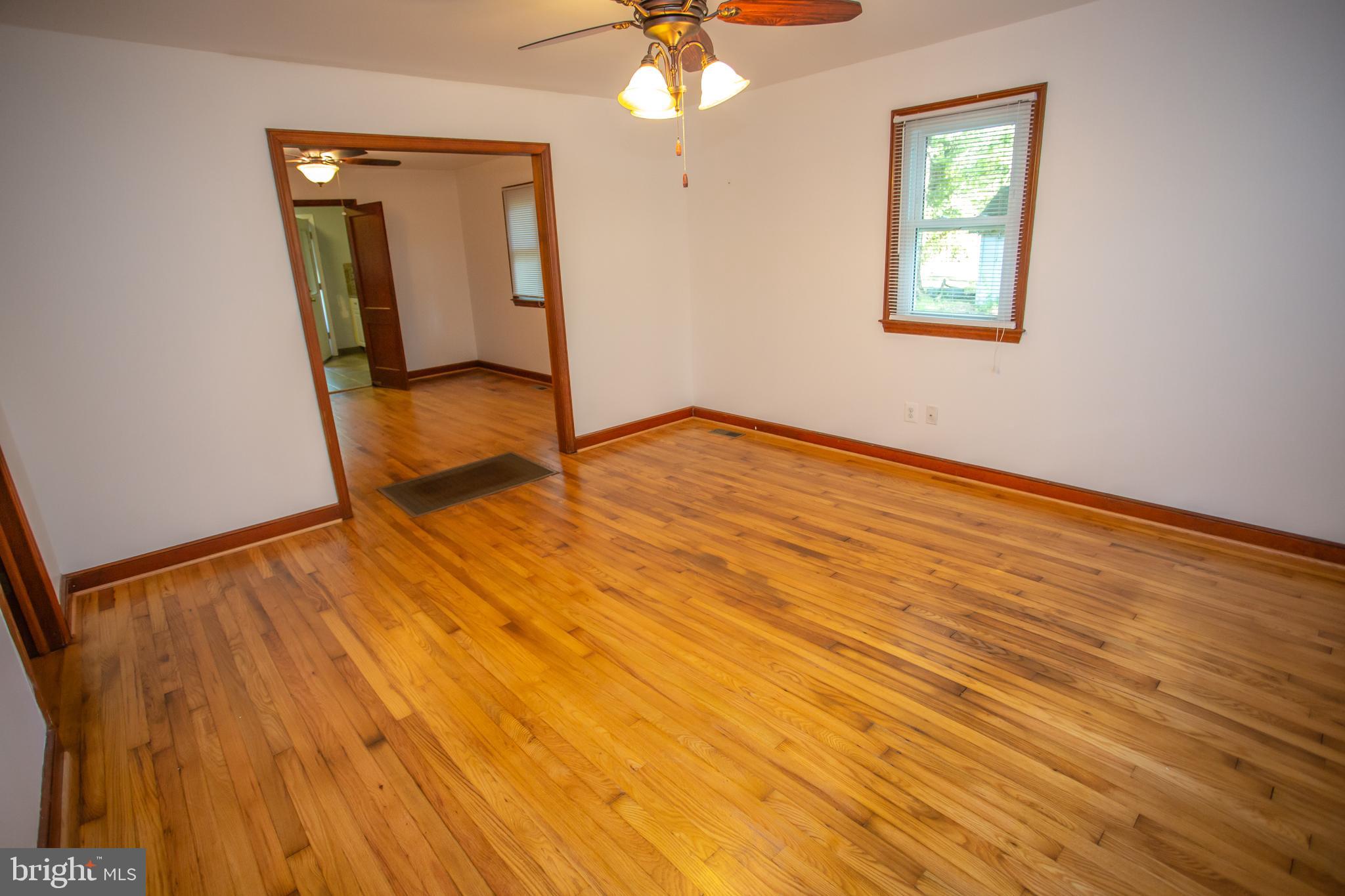8331 Greenwich Road Catlett, VA 20119 - Photo 7 of 23 Large living room space