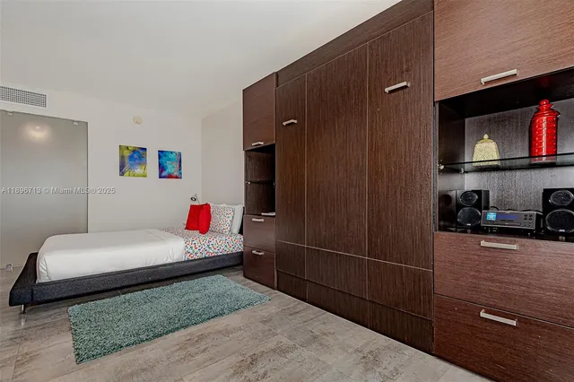 $6,000 | 2301 Collins Avenue, Unit 723, Miami Beach, FL 33139