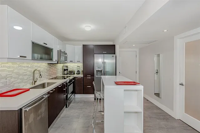 $6,000 | 2301 Collins Avenue, Unit 723, Miami Beach, FL 33139