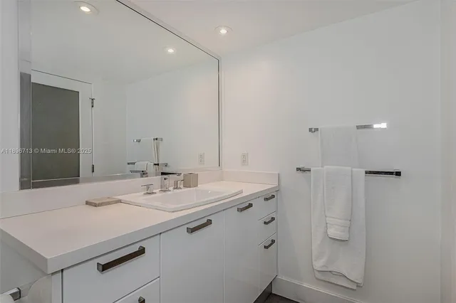 $6,000 | 2301 Collins Avenue, Unit 723, Miami Beach, FL 33139