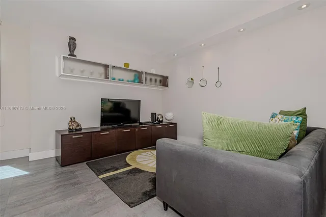 $6,000 | 2301 Collins Avenue, Unit 723, Miami Beach, FL 33139