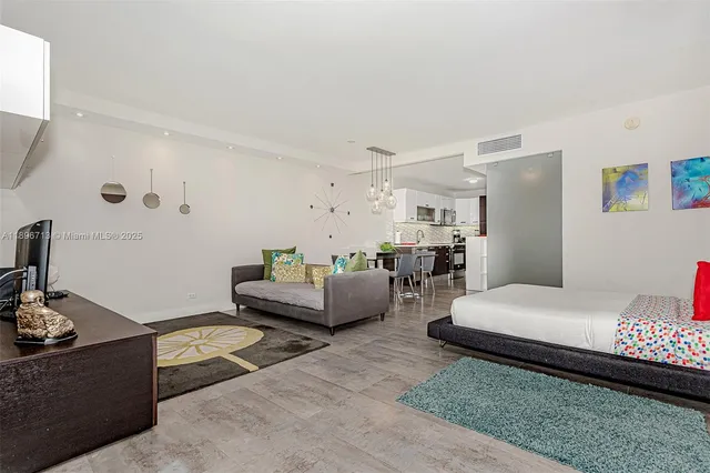 $6,000 | 2301 Collins Avenue, Unit 723, Miami Beach, FL 33139