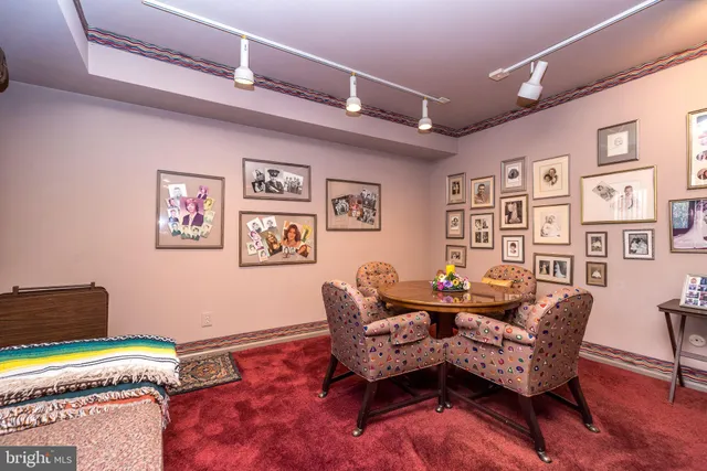 a view of a pathway with house on both side