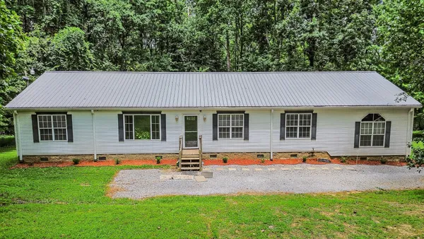 a view of a house with backyard