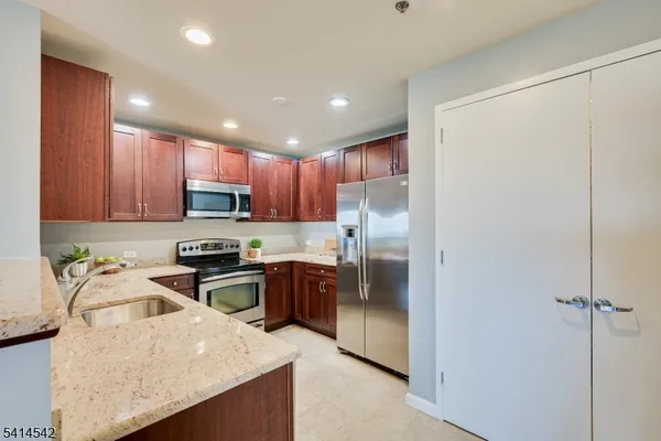 $375,000 | 1 Carriage City Plaza, Unit 1215, Rahway, NJ 07065