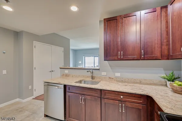 $375,000 | 1 Carriage City Plaza, Unit 1215, Rahway, NJ 07065