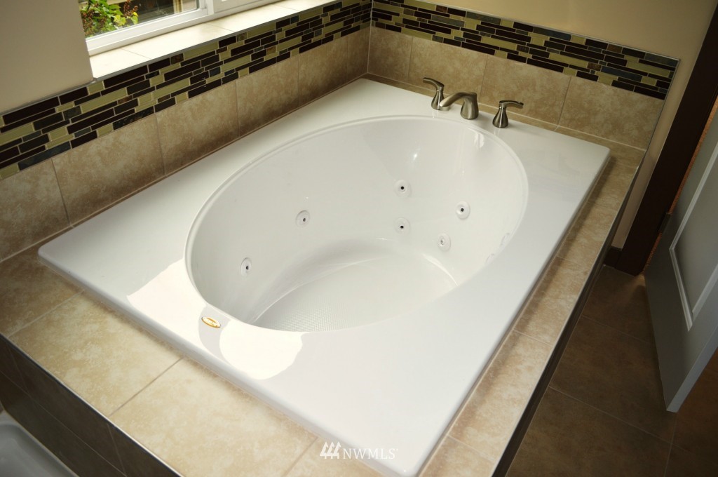 2407 Southwest Roxbury Street Seattle, WA 98106 - Photo 14 of 18 Gallery Image 14