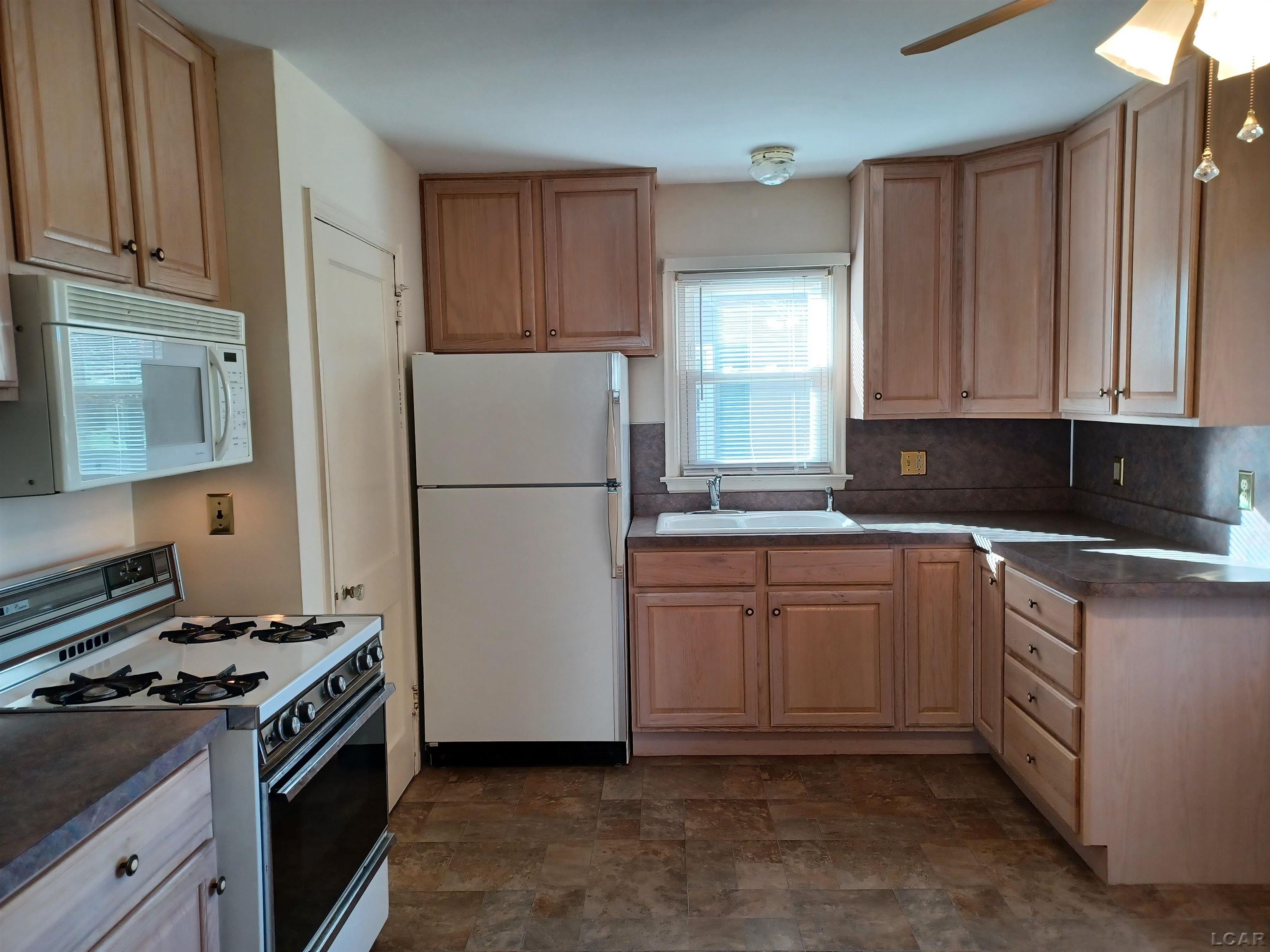 622 Springbrook Avenue Adrian, MI 49221 - Photo 4 of 23 50159508-10076667-223a-444f-8014-1f9a374e3b5d.JPG