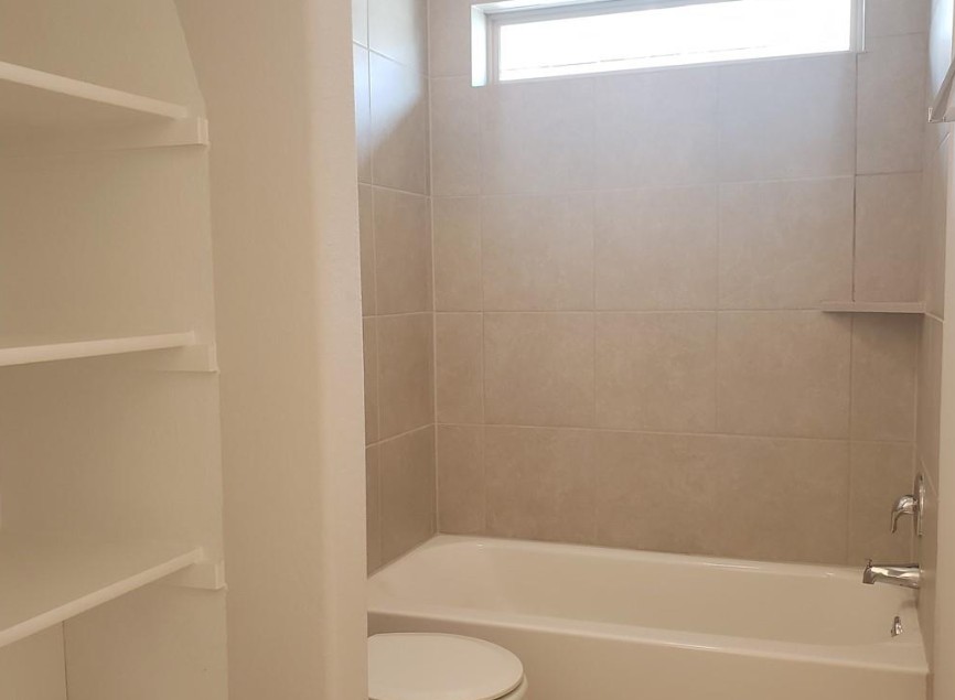 529 Betty Ann Way Leander, TX 78641 - Photo 4 of 7 2nd upstairs bath