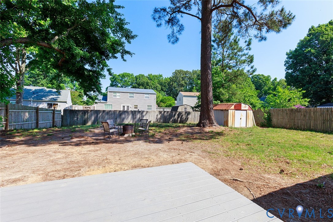 925 Fluvanna Road Newport News, VA 23601 - Photo 24 of 25 a backyard of a house with table and chairs