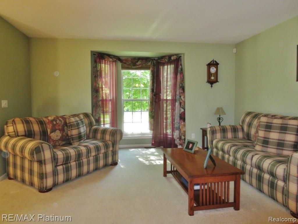 118 Chestnut Ridge Walled Lake, MI 48390 - Photo 3 of 22 Living Room