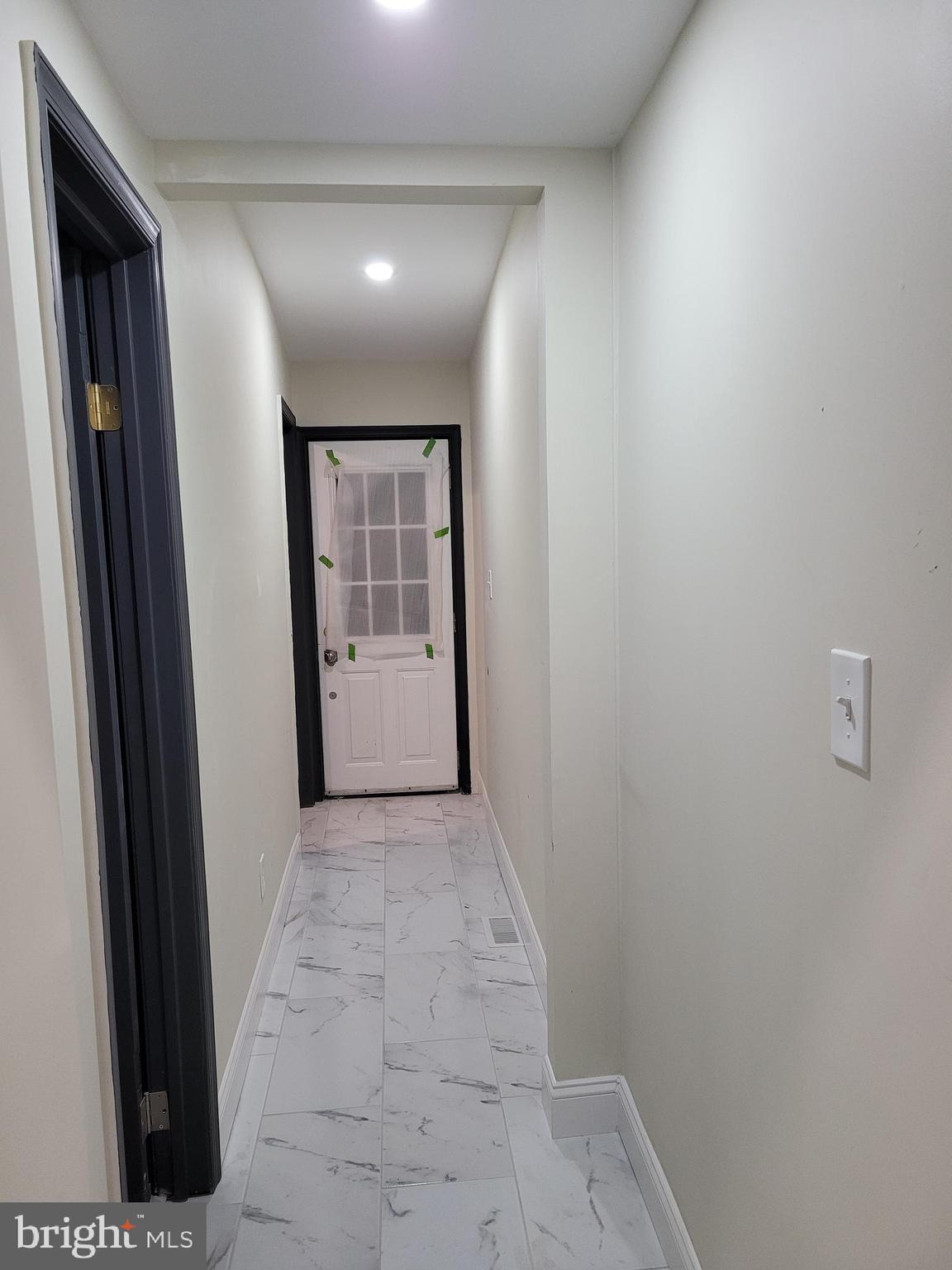 2502 Federal Street Philadelphia, PA 19146 - Photo 23 of 31 a view of hallway with window