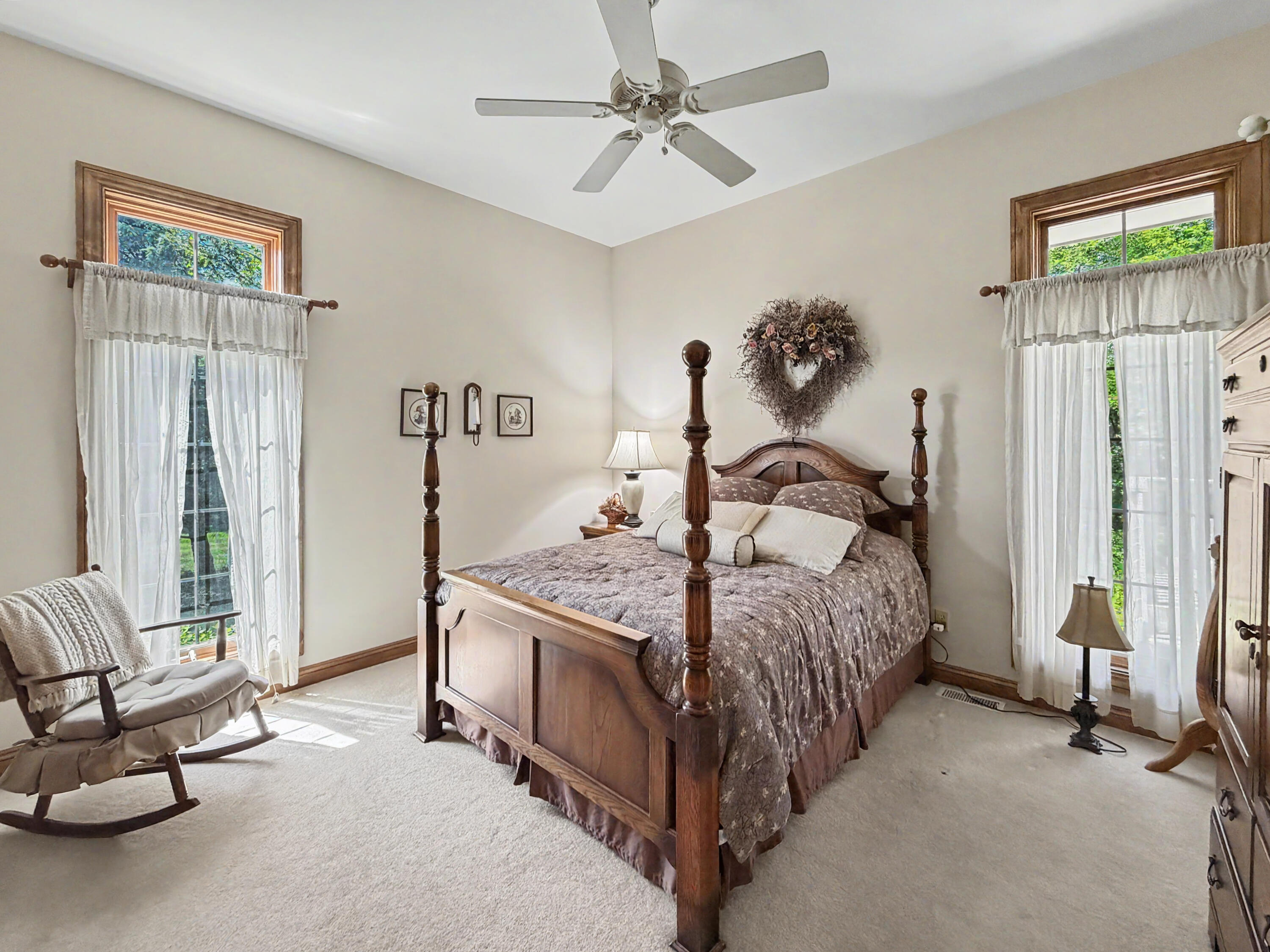 W291-s5245 Ridgefield Road Waukesha, WI 53189 - Photo 25 of 44 Spacious secondary bedroom with abundant natural light and a dedicated full bath nearby.