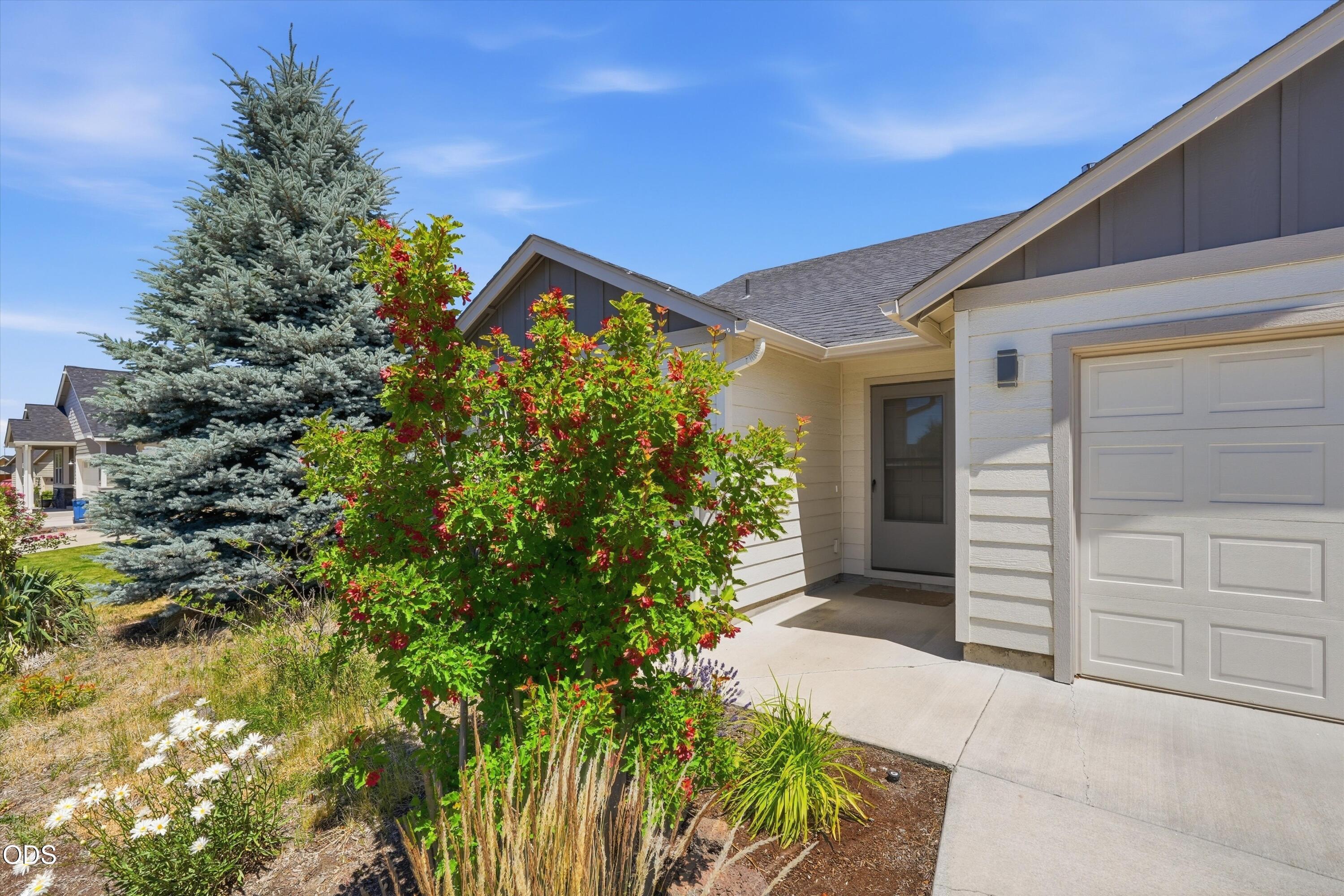 222 Southwest 33rd Drive Redmond, OR 97756 - Photo 3 of 26