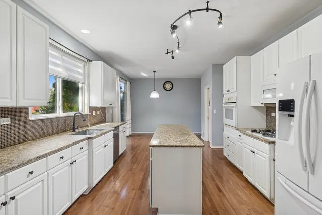 $4,500 | 1534 South Falcon Drive, Libertyville, IL 60048