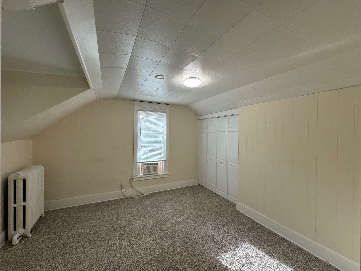 202 South Grove Street Urbana, IL 61802 - Photo 7 of 8 an empty room with windows