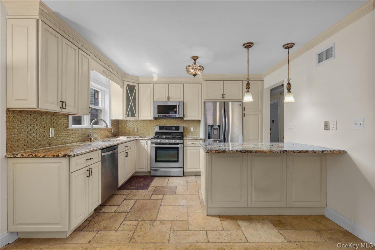1184 Rhinelander Avenue Bronx, NY 10461 - Photo 3 of 15
