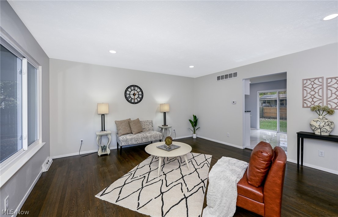 426 Sandhurst Road Akron, OH 44333 - Photo 2 of 32 Gallery Image 2