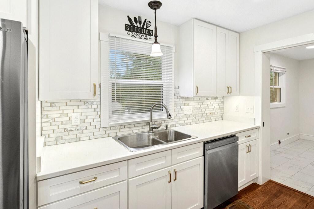 206 West Five Notch Road North Augusta, SC 29841 - Photo 11 of 38 Tile Backsplash and Granite Counters