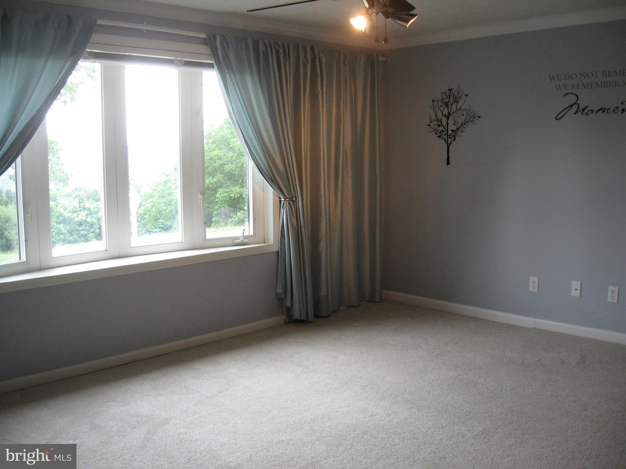 2475 Highland Ridge Road Berkeley Springs, WV 25411 - Photo 9 of 30 Living Room