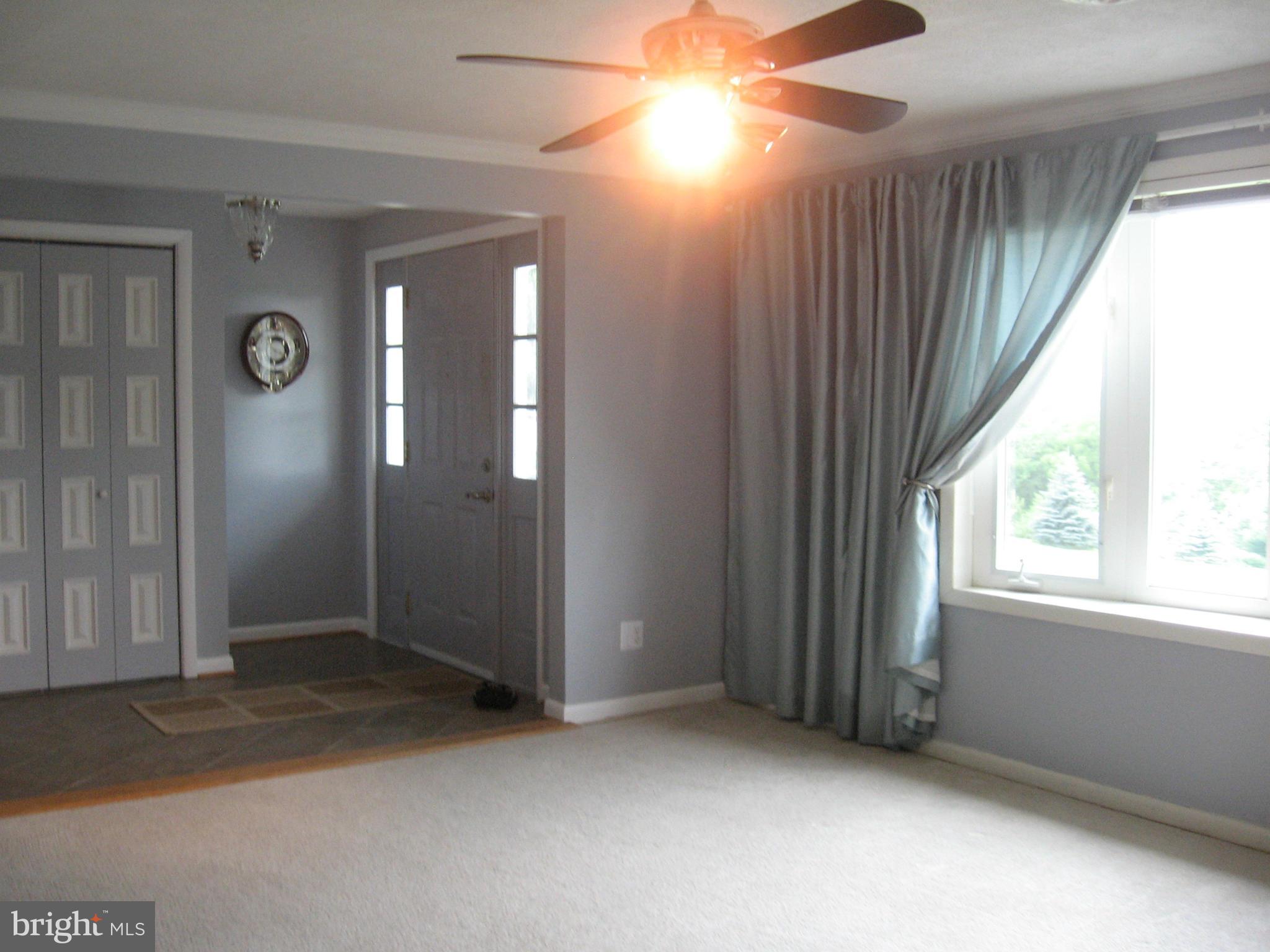 2475 Highland Ridge Road Berkeley Springs, WV 25411 - Photo 10 of 30 Living Room