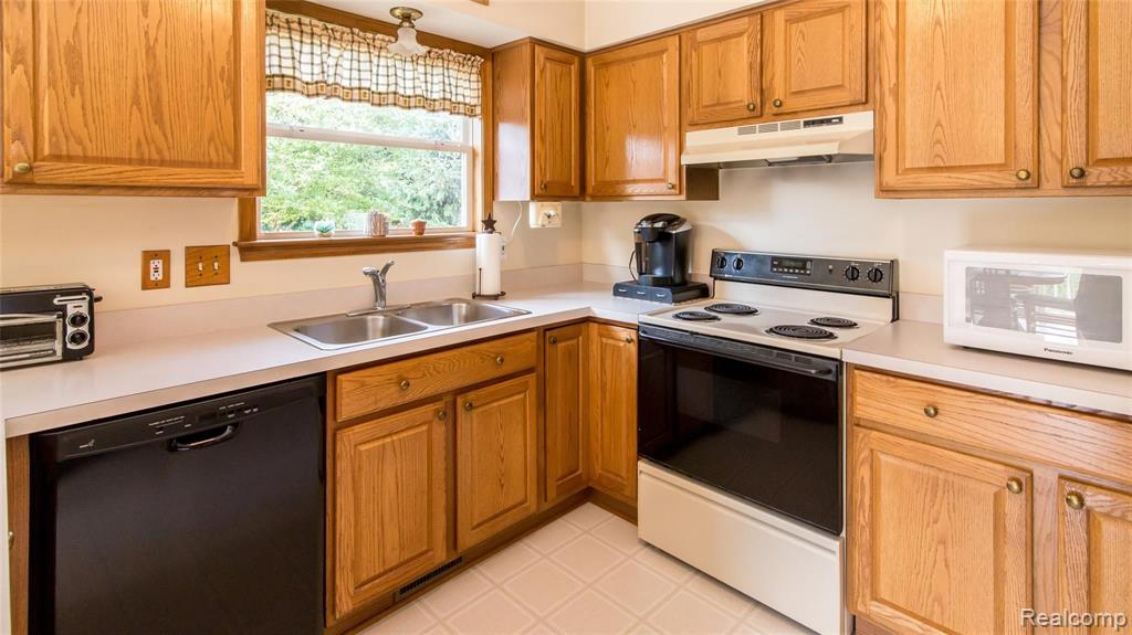 8918 Buchanan Road Brighton, MI 48116 - Photo 18 of 30